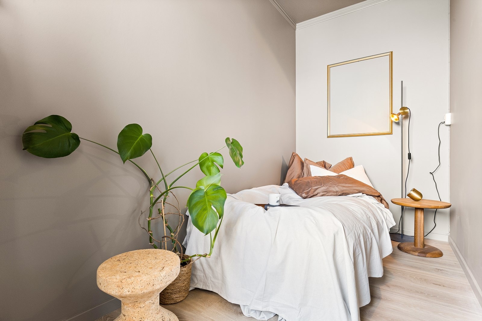 Lunt og behagelig soverom med plass til dobbeltseng og tilhørende møblement. Galleribilde