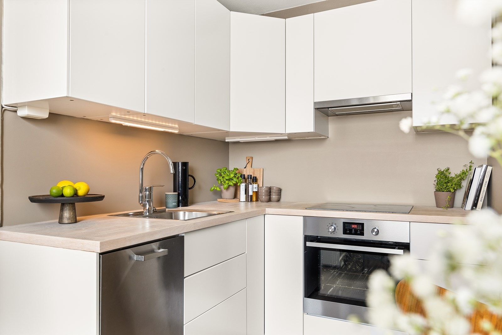 Kjøkkenet er utstyrt med integrerte hvitevarer som platetopp med komfyrvakt, stekeovn og oppvaskmaskin samt plass til frittstående kombinert kjøle- og fryseskap. Galleribilde