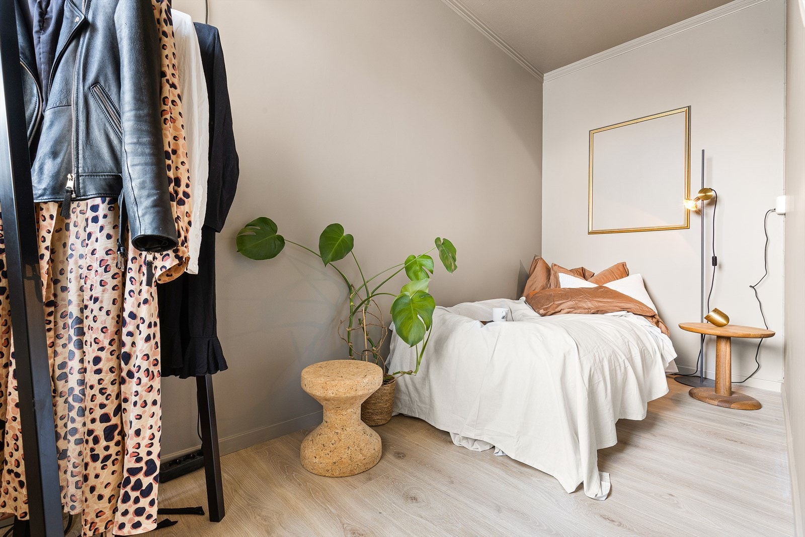 Soverommet er malt i delikate farger og flott parkettgulv. Galleribilde