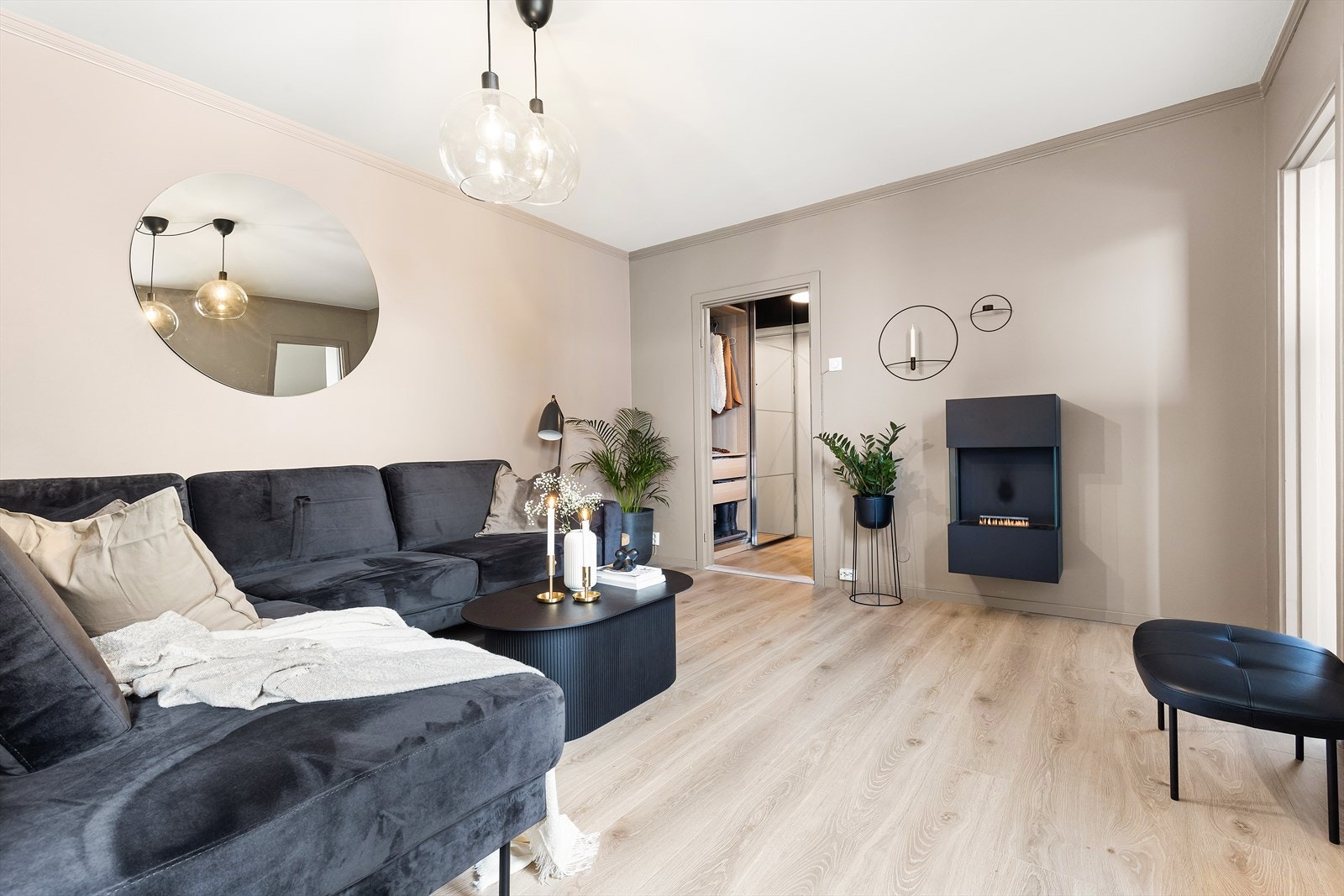 Delikat og lun stue med god plass til sofagruppe, TV-møblement og annet ønsket møblement. Galleribilde