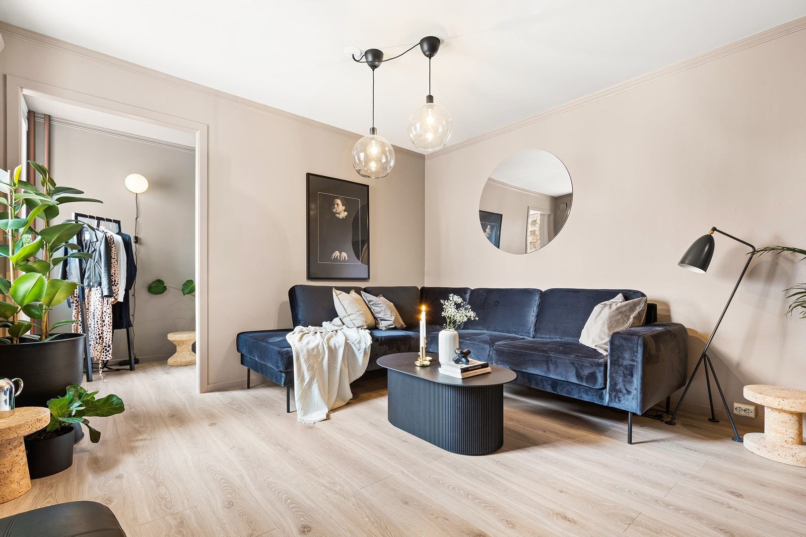 Leiligheten ligger usjenert til på hjørne i byggets 3. etg og har godt lysinnslipp. Galleribilde