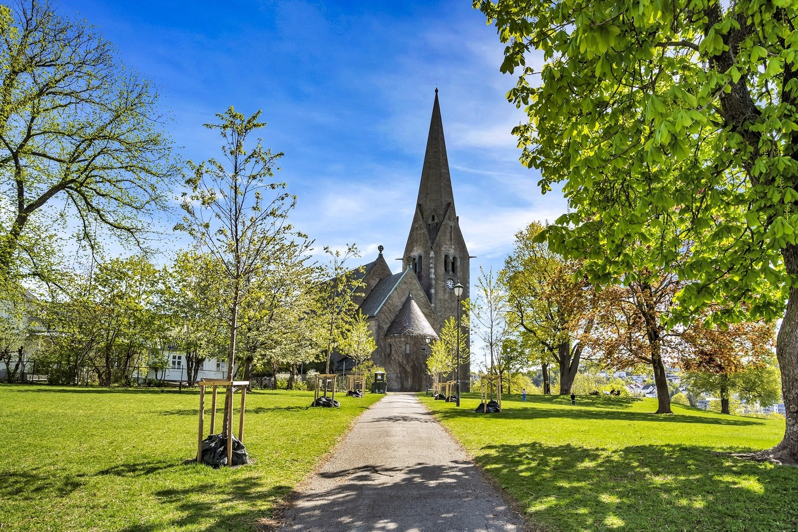 Flotte Vålerengaparken og Vålerenga kirke ligger like ved boligen - et flott samlingssted med hyggelige aktiviteter året rundt Galleribilde