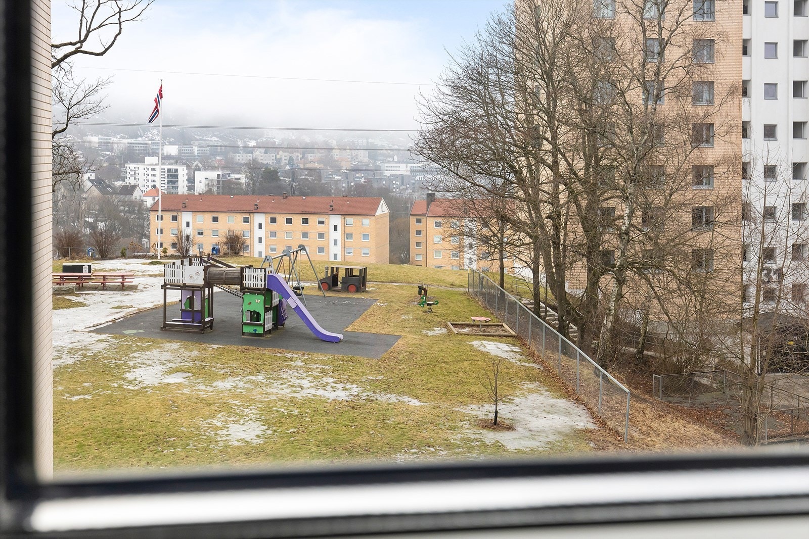 Hyggelig utsikt mot Ekebergåsen. Balkongen er planlagt og kommer til å nyte samme utsikten. Galleribilde