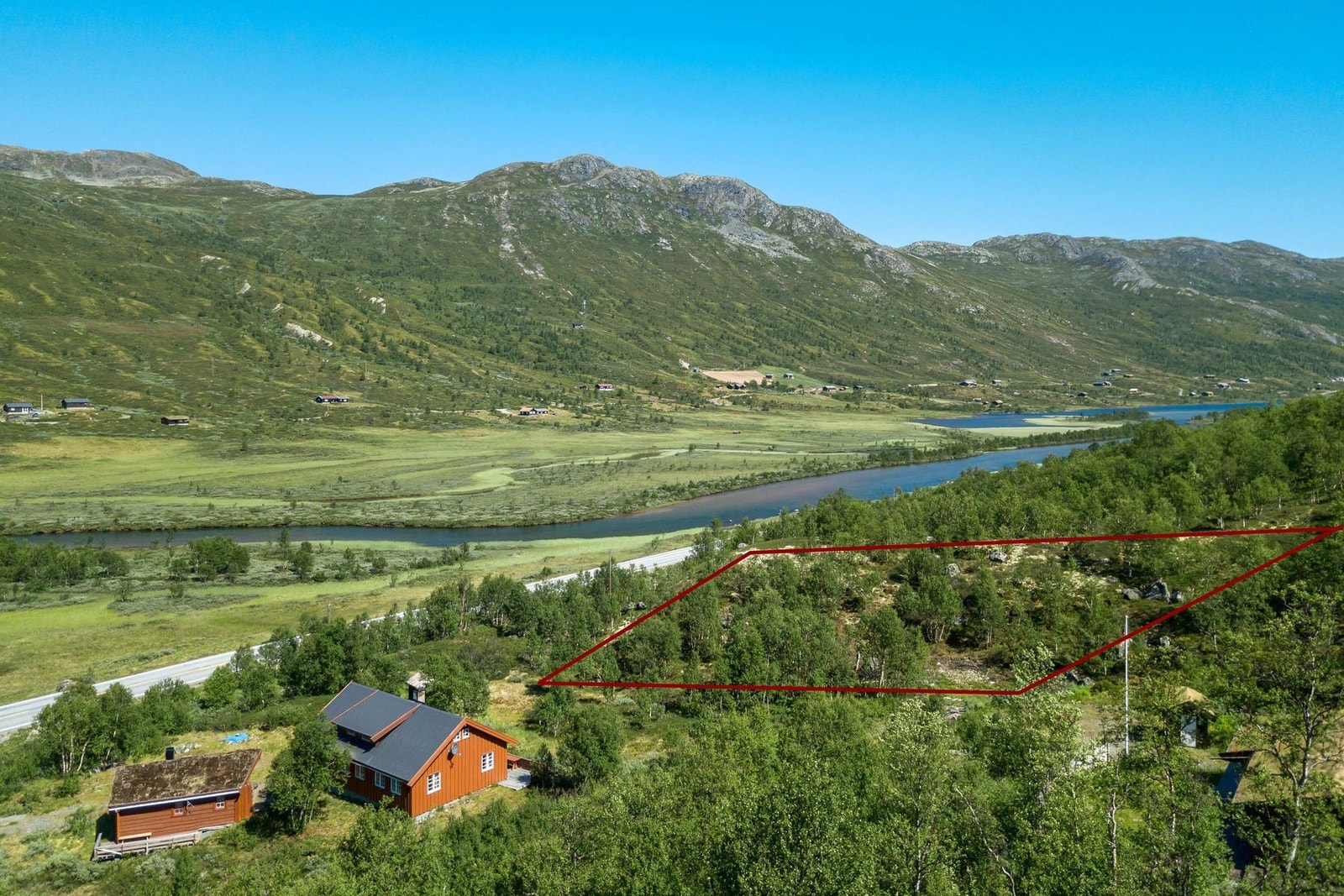 Tomten har flott usikt mot Hemsedals mektige fjellpanorama. Galleribilde