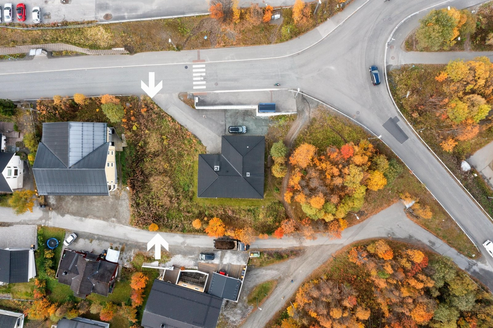 Attraktivt område med nærhet til UNN/UiTø, lysløype, klatrehall, badeland, idrettshaller, nærbutikk, skole, barnehage, mv. Gode bussforbindelser til sentrum.