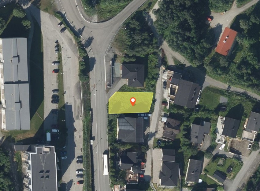 Tomten markert med gult.
