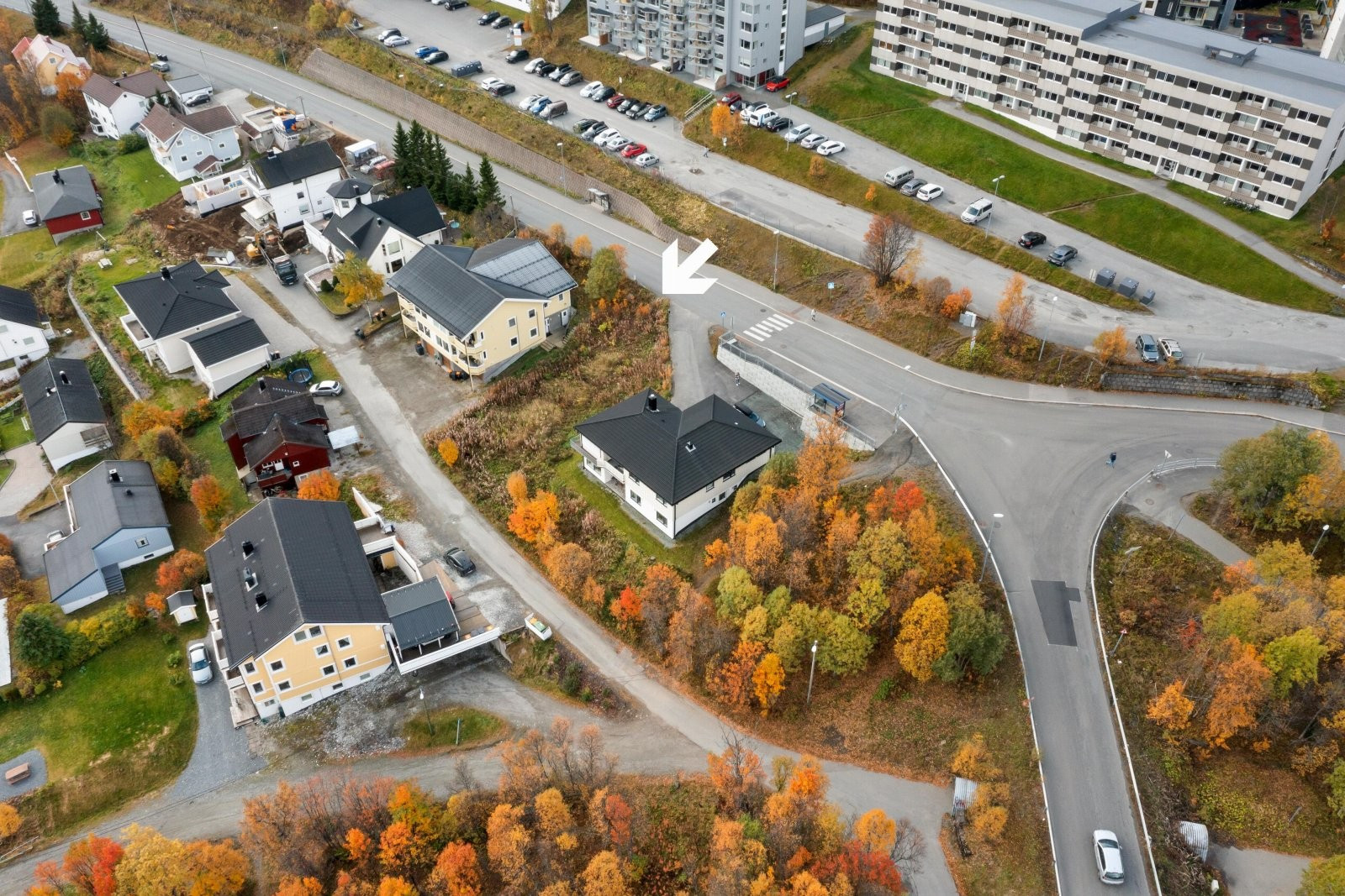 Attraktivt område med nærhet til UNN/UiTø, lysløype, klatrehall, badeland, idrettshaller, nærbutikk, skole, barnehage, mv. Gode bussforbindelser til sentrum.