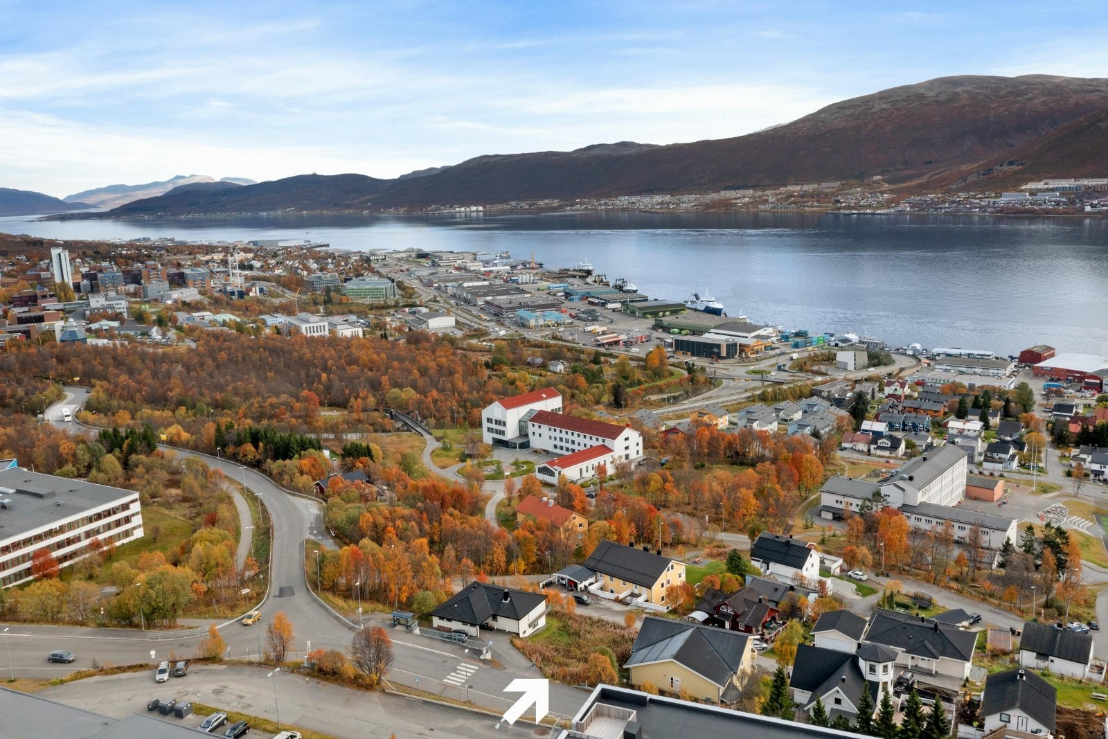 Attraktivt område med nærhet til UNN/UiTø, lysløype, klatrehall, badeland, idrettshaller, nærbutikk, skole, barnehage, mv. Gode bussforbindelser til sentrum.