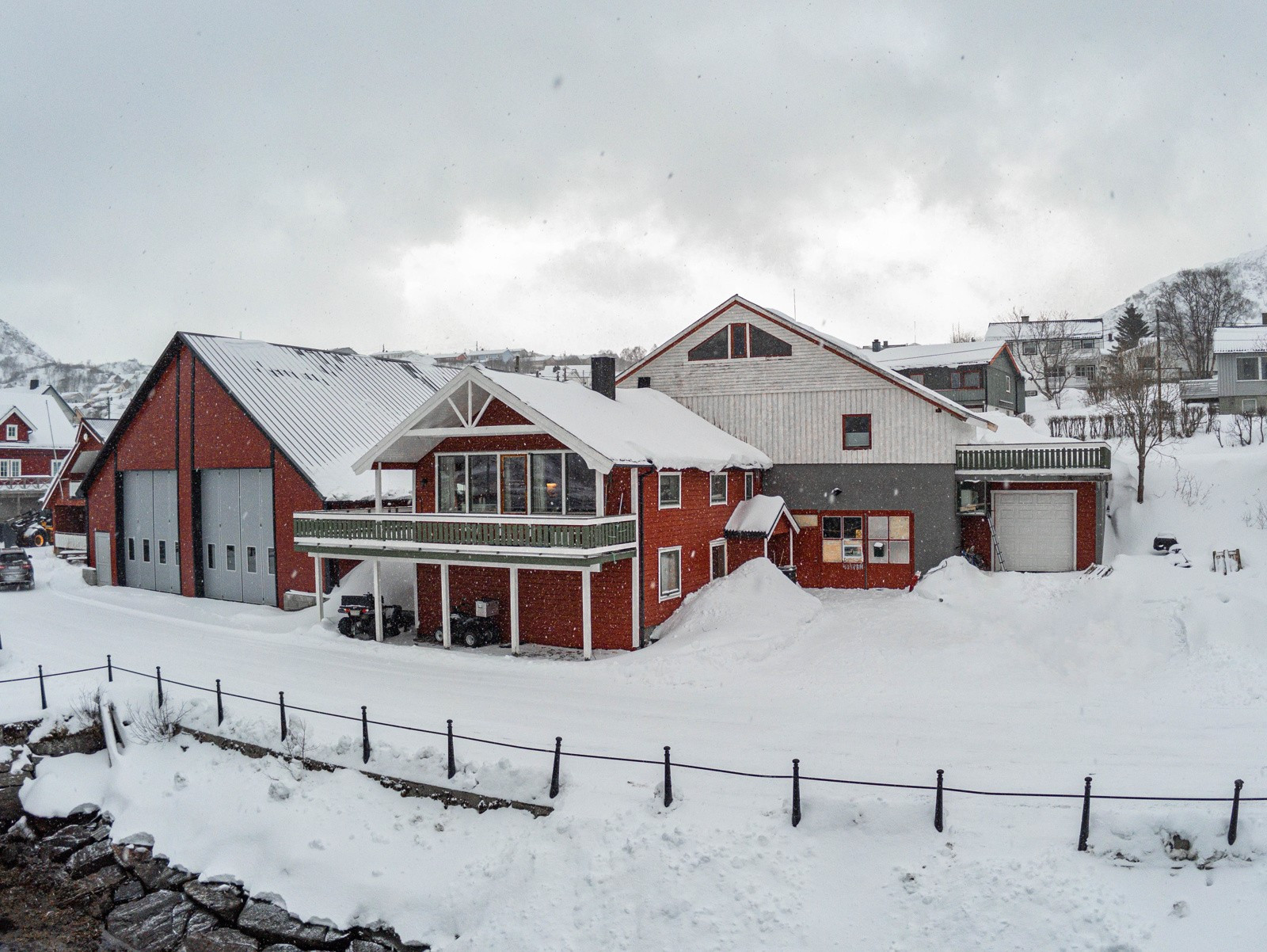 Fin beliggenhet sentralt langs Strandveien, som er hovedgata i Skjervøy sentrum