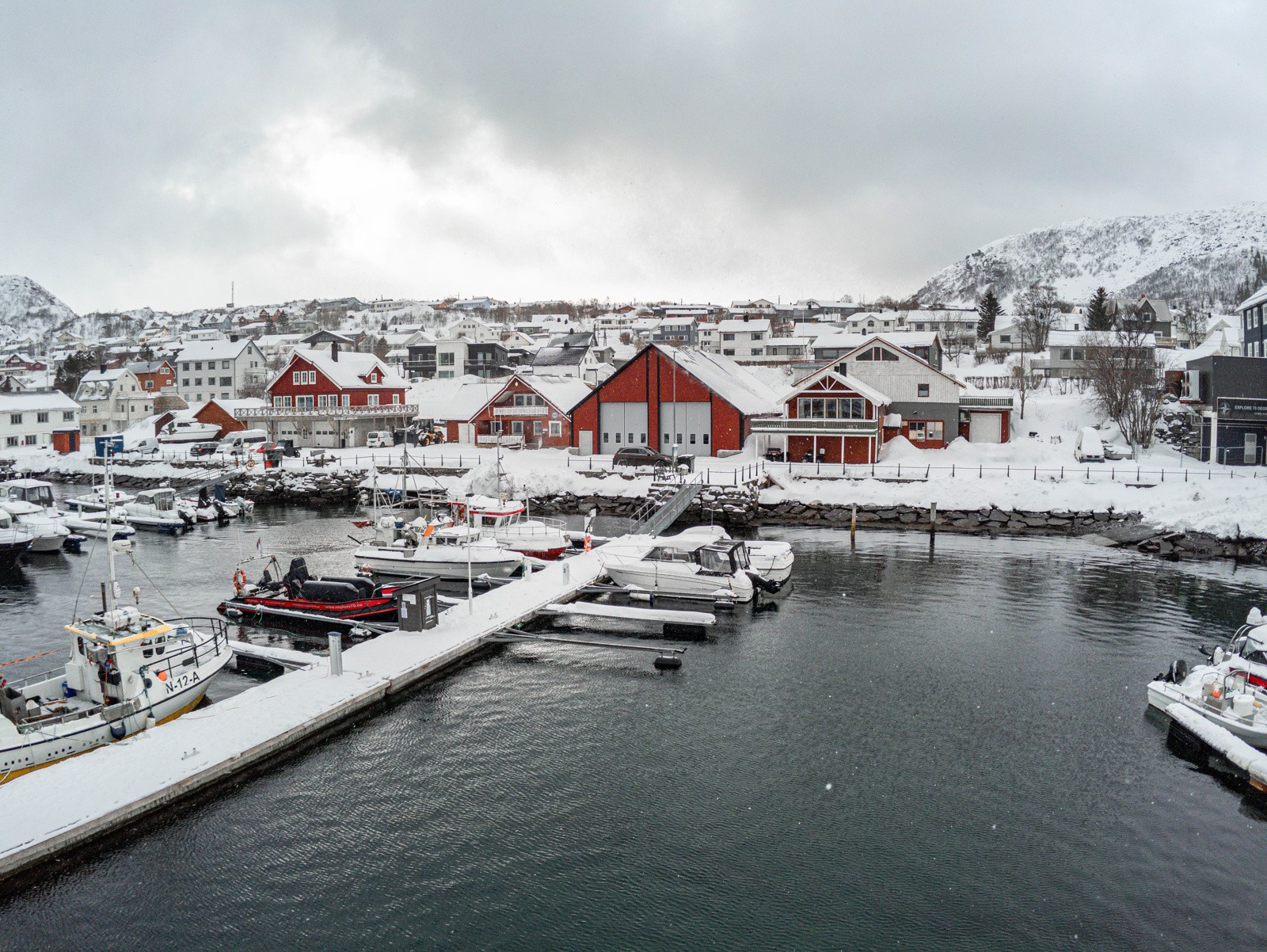 Velkommen til Strandveien 90A - Industribygg med mange muligheter. Presentert av Sne Eiendomsmegling ved Stina Stormo.