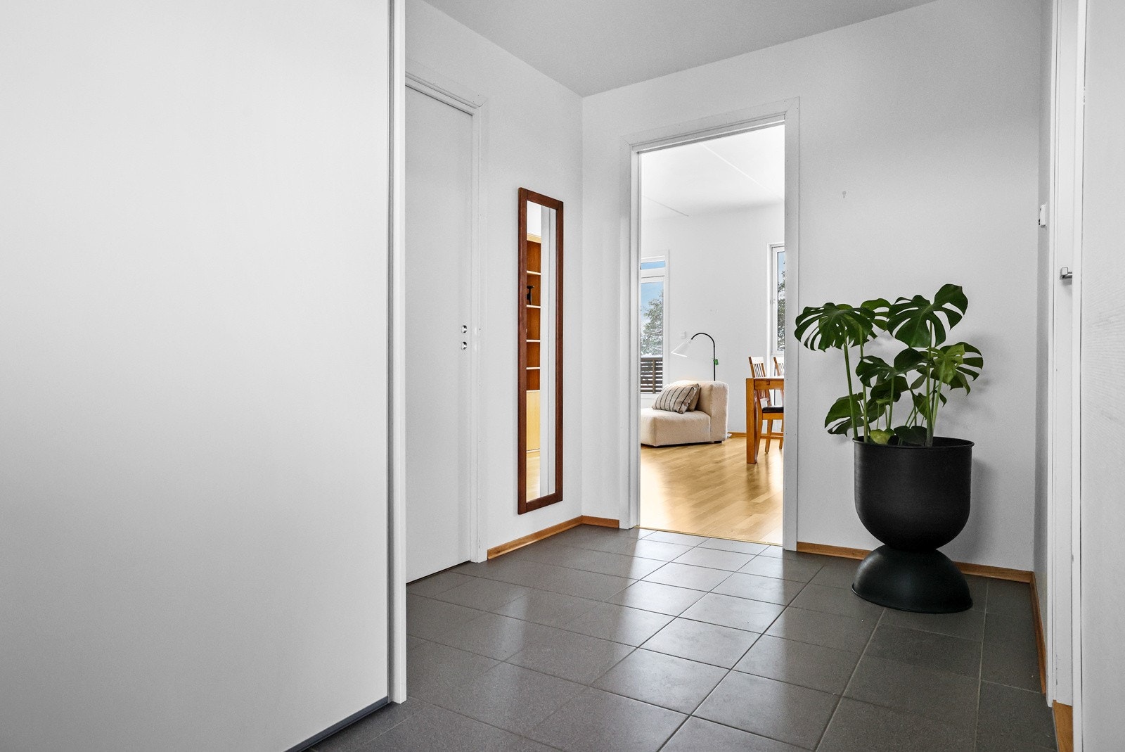 Entré / gang med skyvedørsgarderobe for oppbevaring av klær Galleribilde