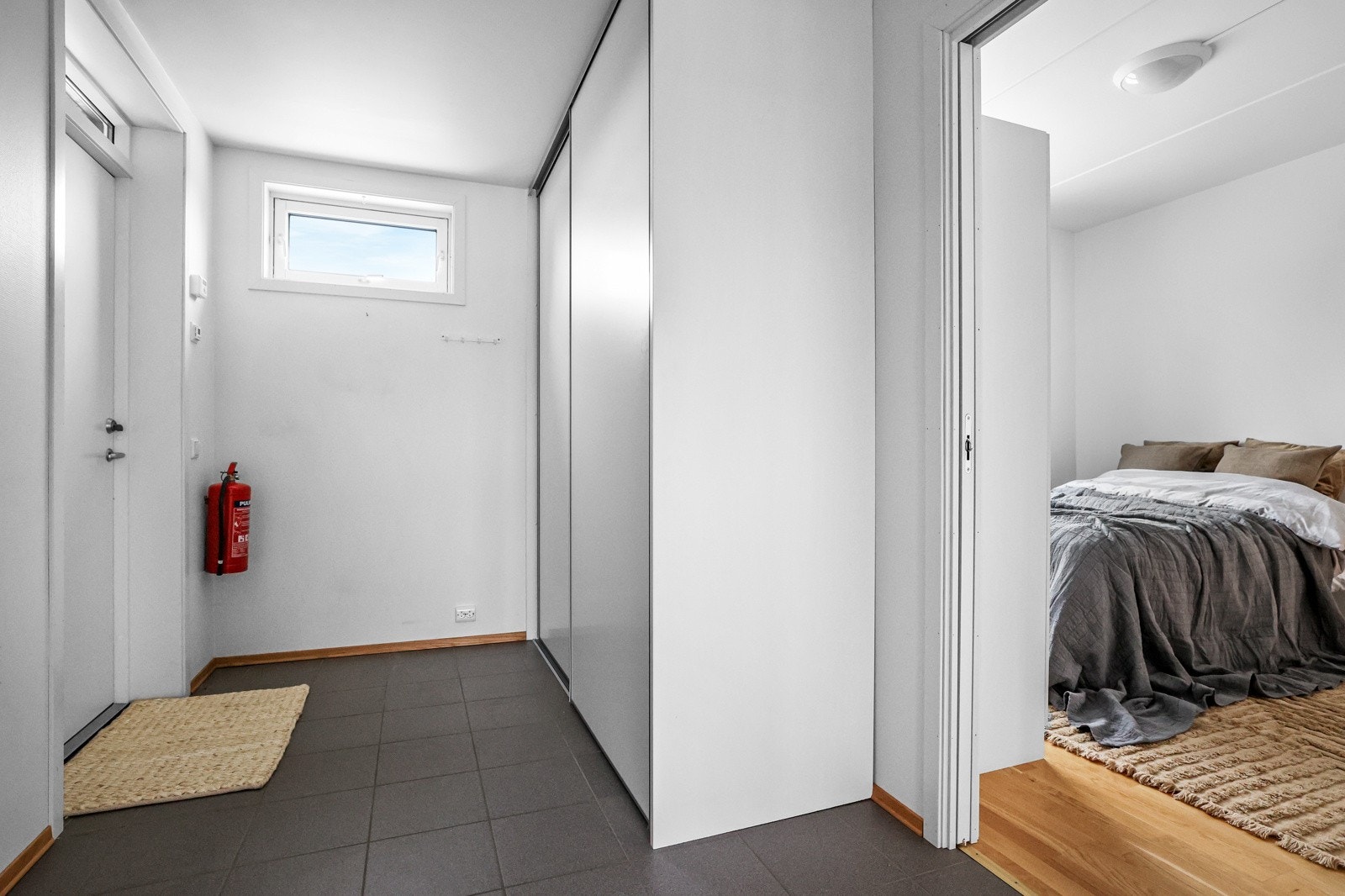 Entré / gang med skyvedørsgarderobe for oppbevaring av klær Galleribilde