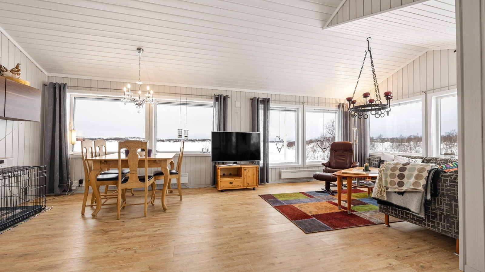 Lys og luftig stue med godt lys innslipp fra flere kanter Galleribilde