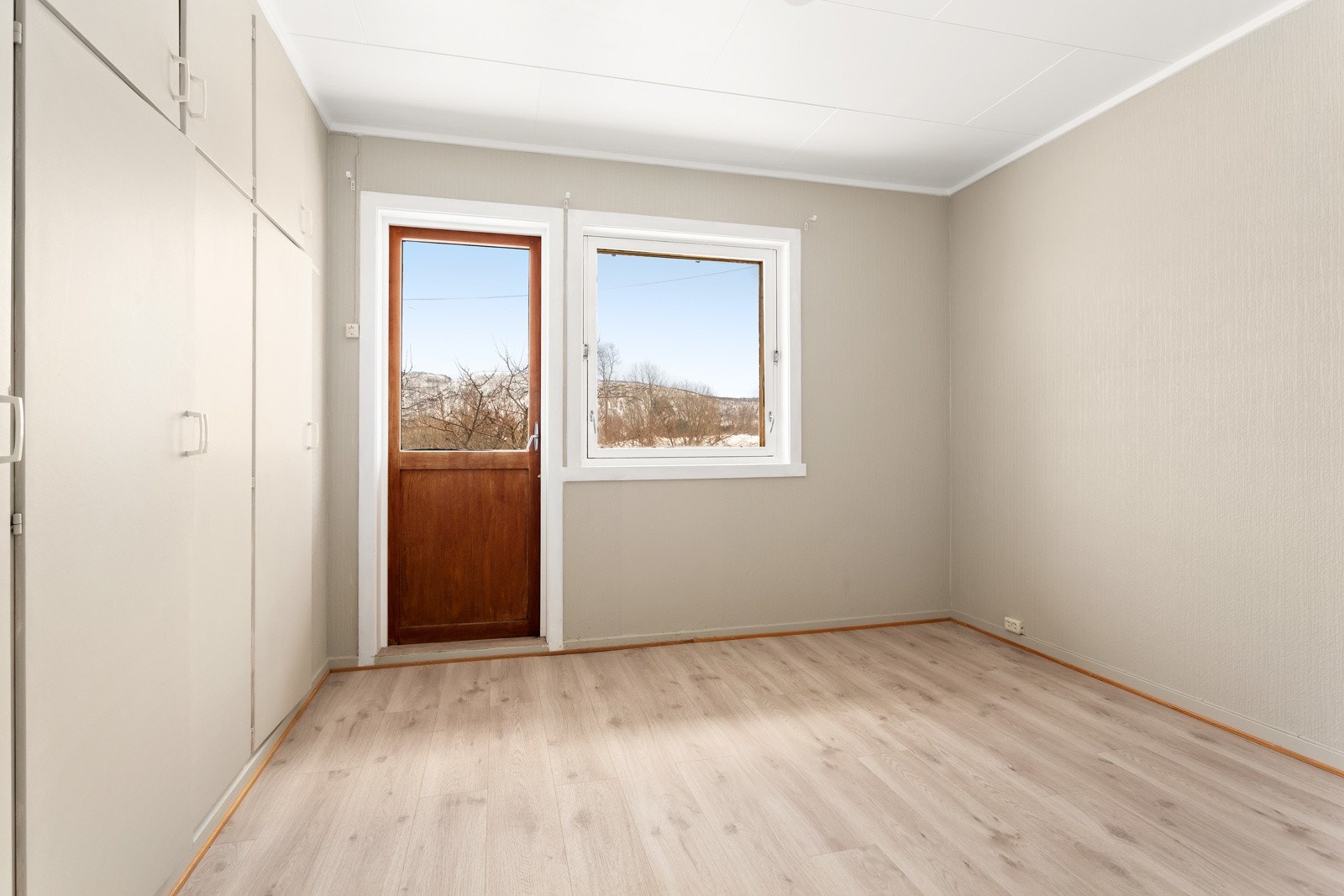 Også her er det plass for seng og garderobeløsning. Adkomst til felles terrasse for begge boenhetene fra soverommet. Galleribilde