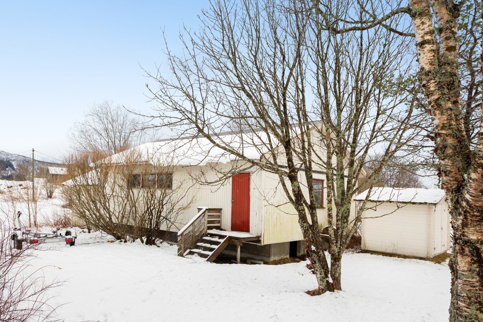 Med i salget følger et verksted på ca. 100 kvm. Dette ligger i nær tilknytning til boligen og har et stort potensiale for den som trenger litt plass til ulike "prosjekter" Galleribilde