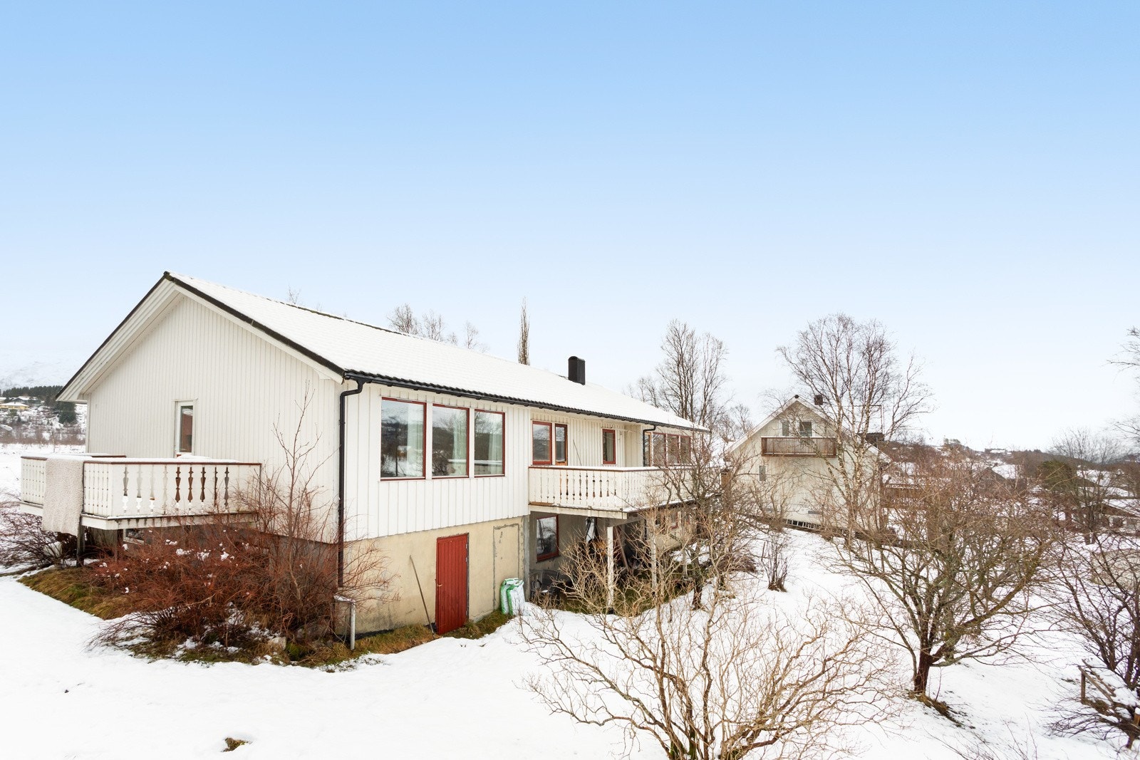 Velkommen til Bjørsvikveien 2 og 4 i Leirfjord kommune - en sentralt beliggende bolig med utleiedel, garasje og verksted Galleribilde