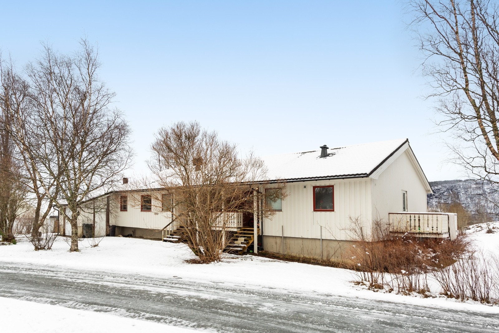Eiendommen har stor tomt, fin utsikt og gode solforhold. Den ligger i naturskjønne og "grønne" omgivelser. Hagen består av enkelte beplantninger og plen Galleribilde