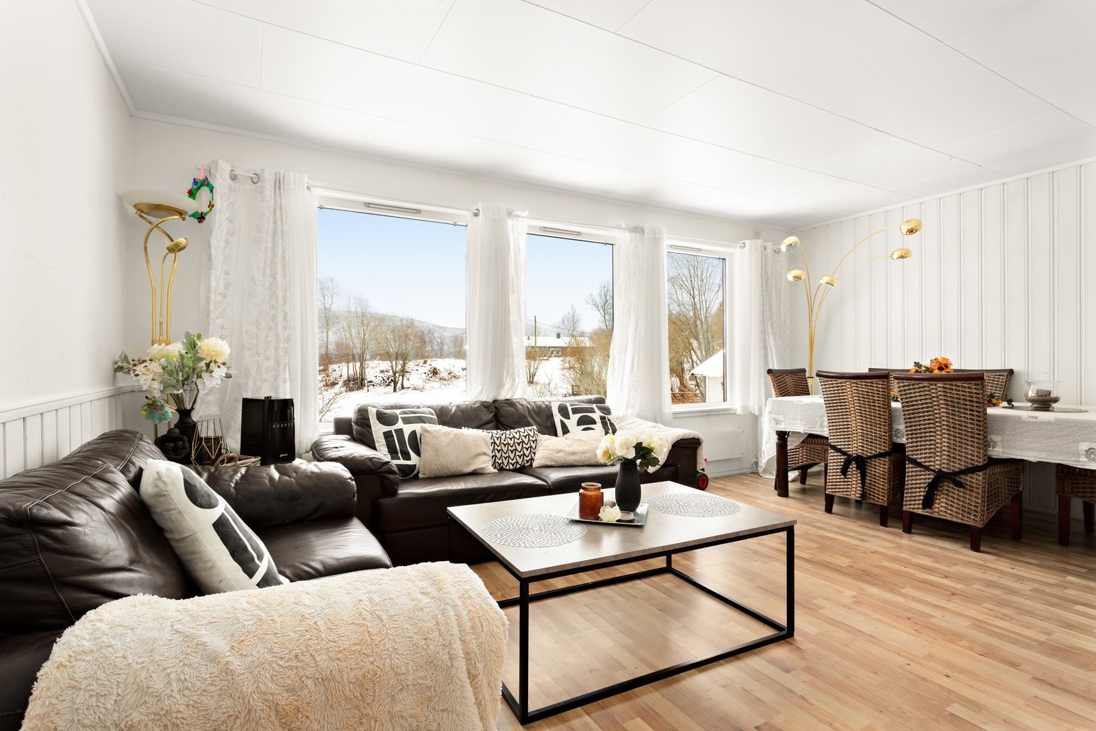 Det er godt med vinduer også i denne boenheten som lipper godt med lys inn i rommet Galleribilde