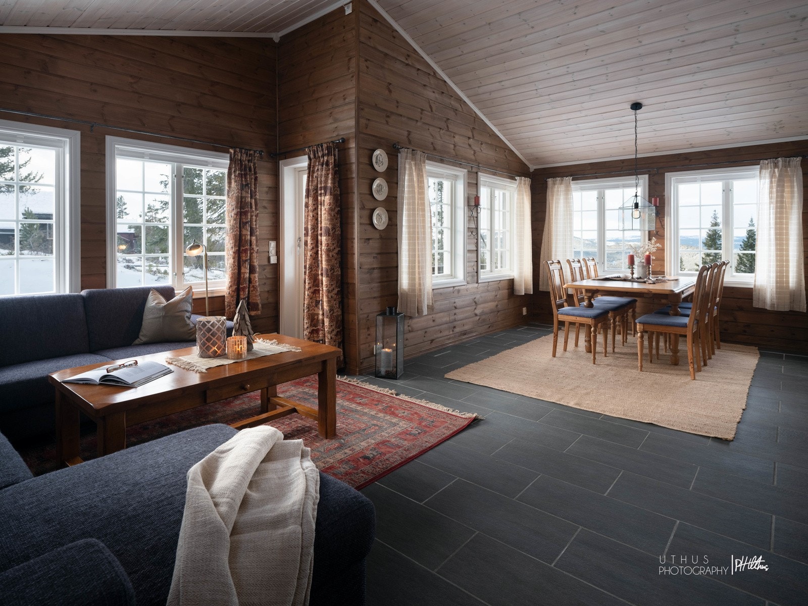 Oppholdsrommet har god størrelse som åpner for flere møbleringsmuligheter Galleribilde