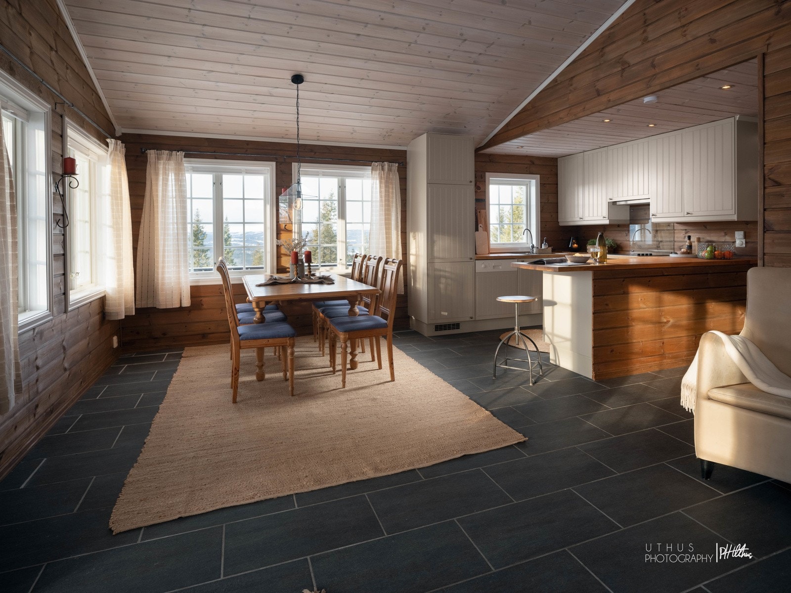 Spisestuen har en naturlig plass i front av kjøkkenet Galleribilde