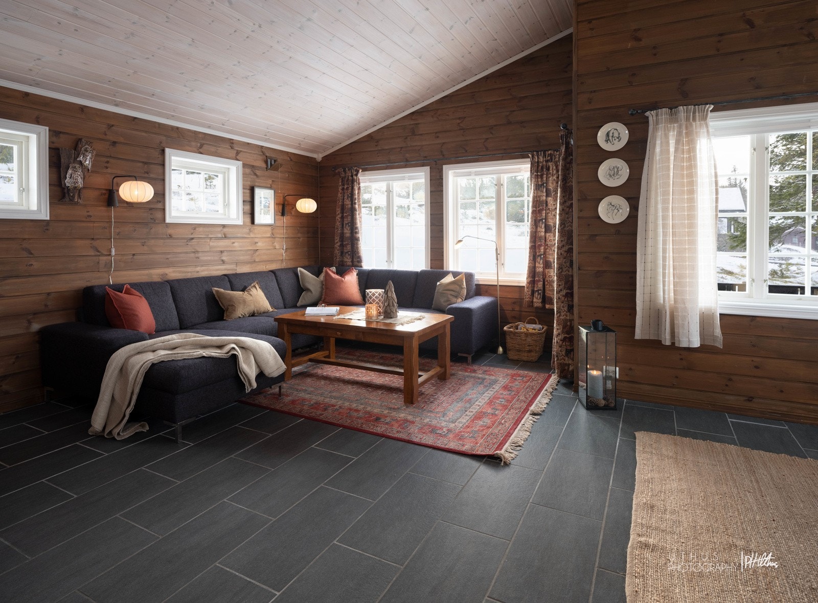 De mange vindusflatene slipper inn rikelig med lys... Galleribilde