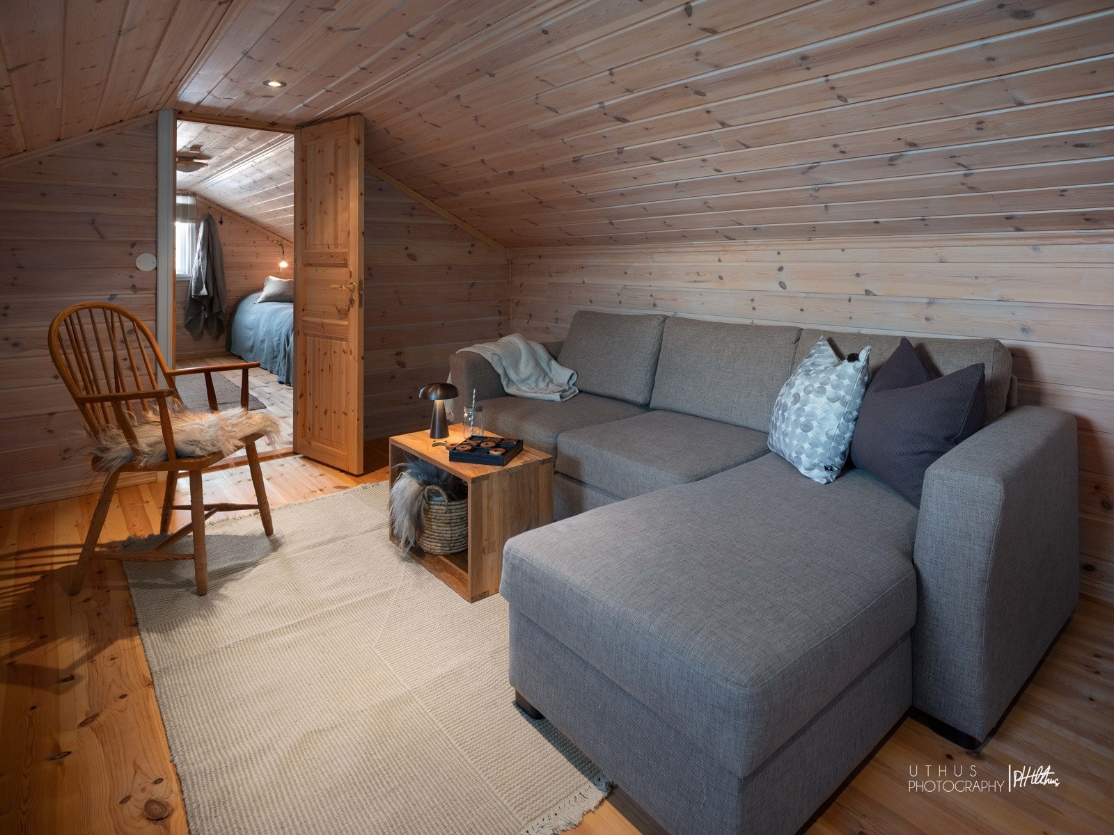 Loftsetasjen byr på flere møbleringsmuligheter Galleribilde