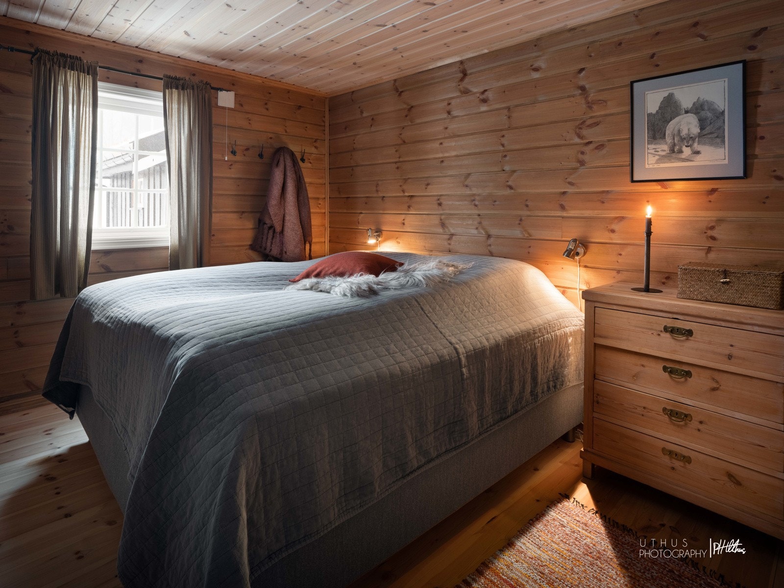 Hovedsoverommet har god størrelse med plass til dobbeltseng, nattbord m.m. Galleribilde