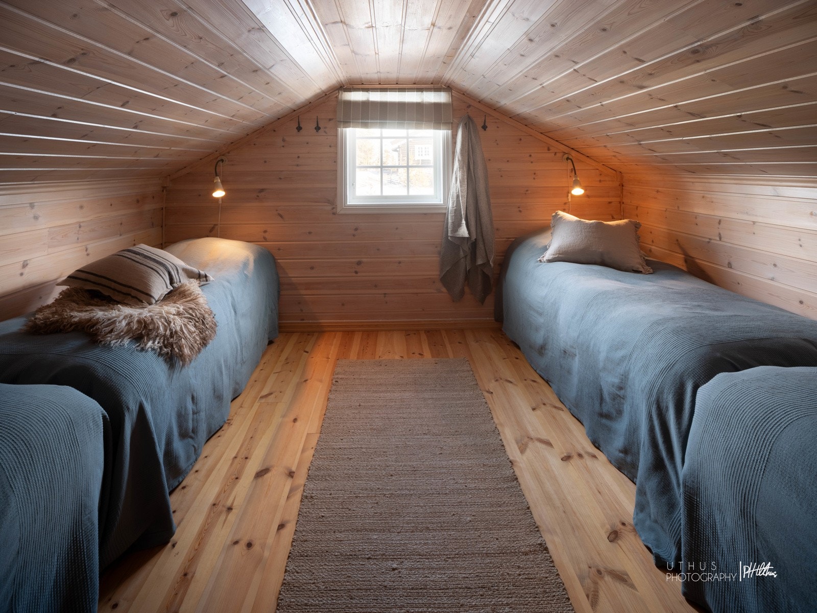 Rommet i loftsetasjen er stort og er innredet med 4 enkeltsenger Galleribilde