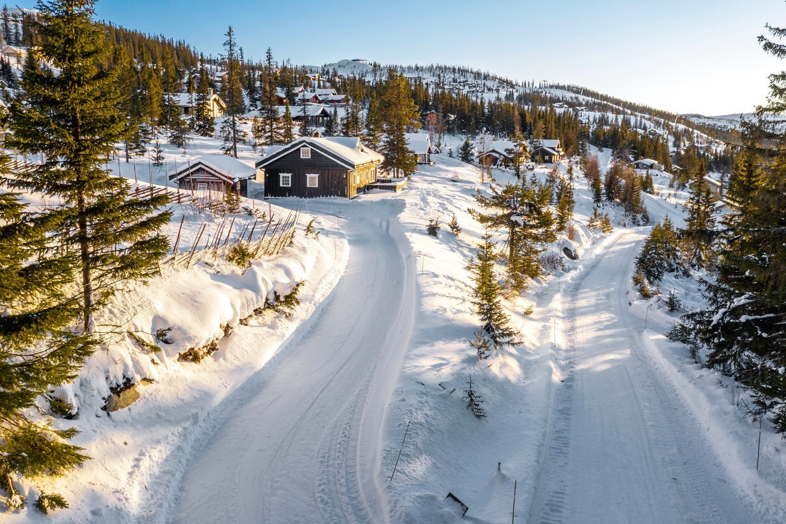 Hytten ligger godt tilbaketrukket og høyt over veien Galleribilde