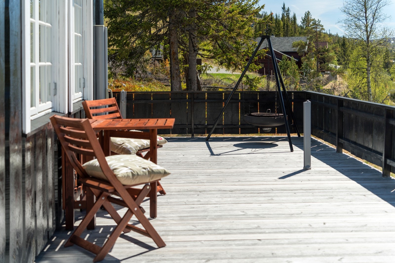 Deilig uteområde med flere lune plasser rundt hytten Galleribilde
