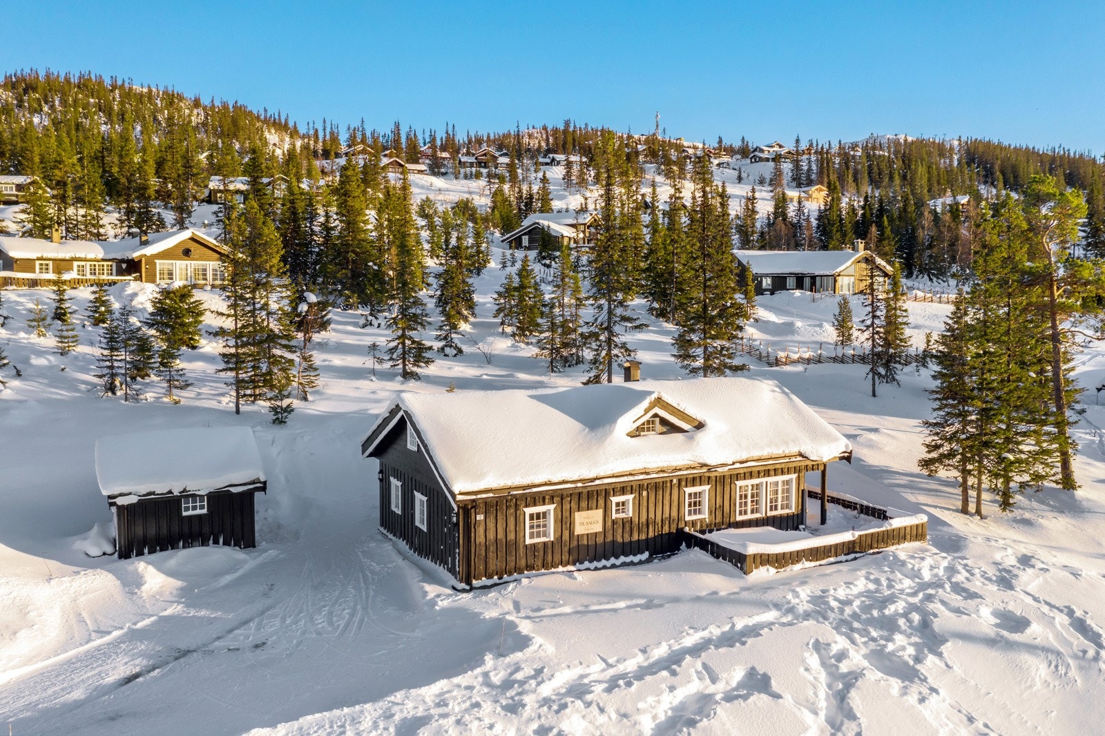 Hytten sammen med uthuset danner et koselig tun. Galleribilde
