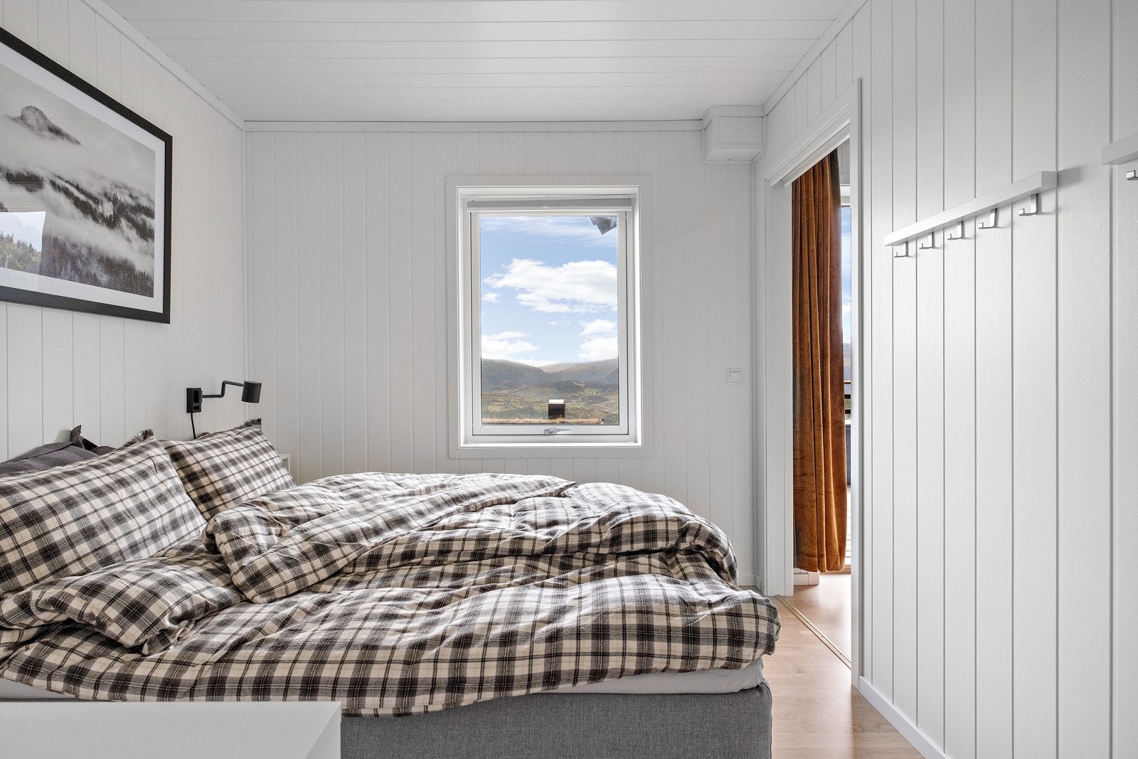 Hovedsoverom med ensuite bad og fin utsikt Galleribilde