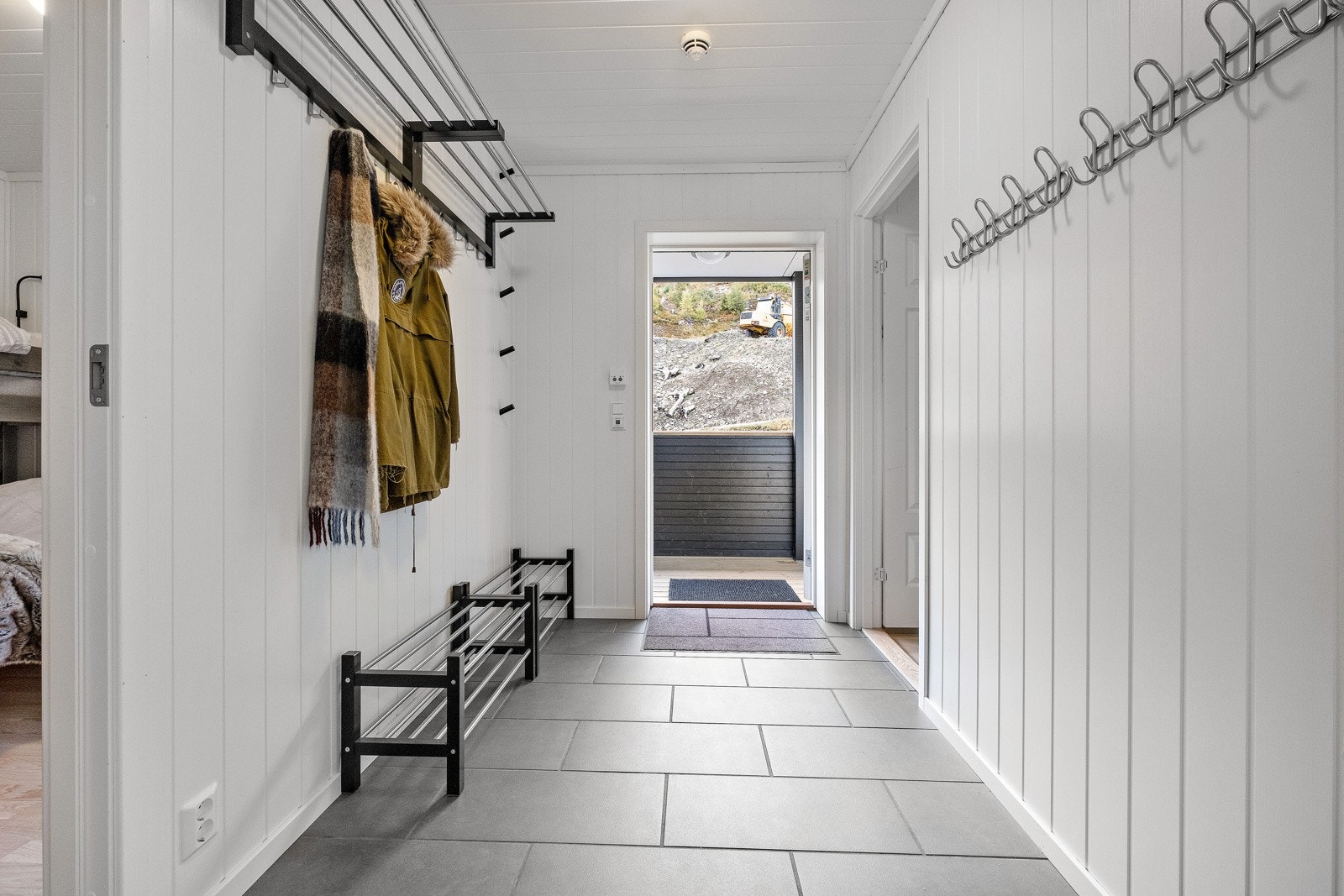 Velkommen inn! Romslig gang med god plass til yttertøyet Galleribilde