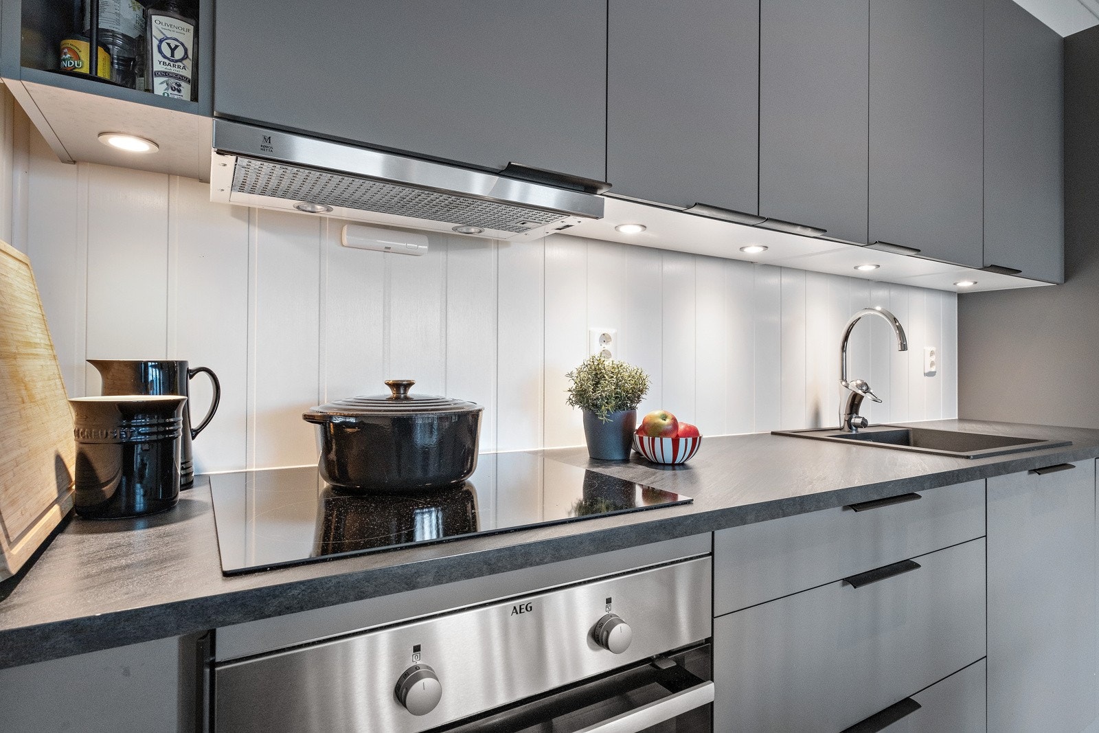 Moderne kjøkken fra AUBO med integrerte hvitevarer og tidsriktig gråe fronter Galleribilde