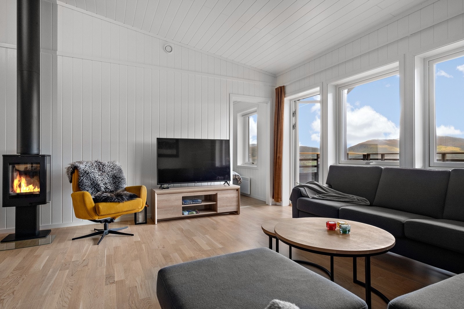 Rentbrennende peisovn sørger for god varme og stemning! Galleribilde