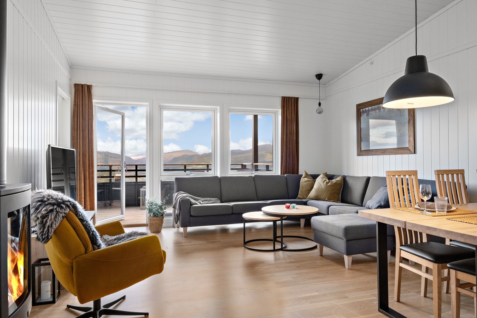 Stor stue med praktisk planløsning som gjør det lett å innrede på en god måte Galleribilde