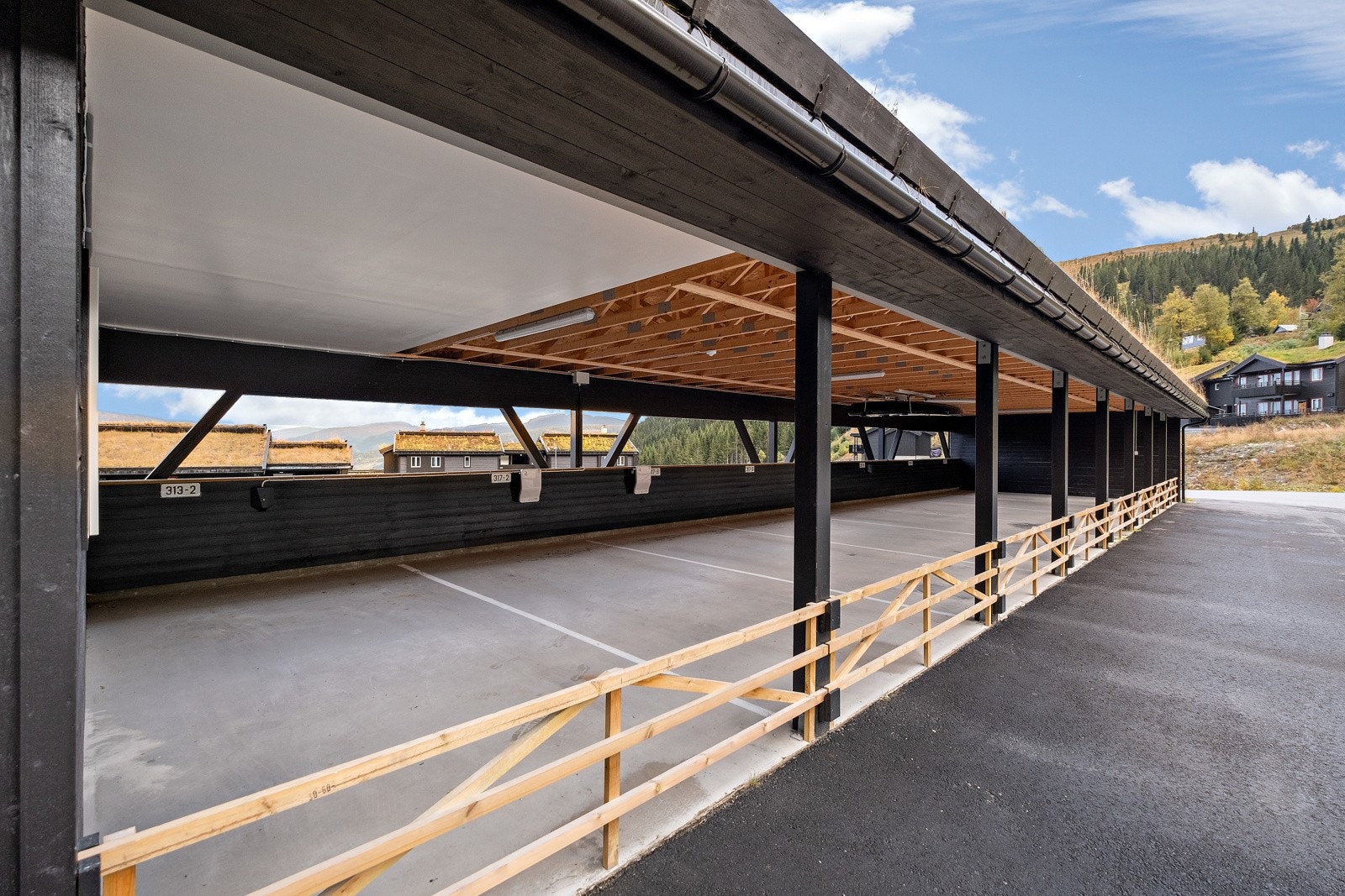 Carport der du har privat parkeringsplass med ditt eget ladepunkt for e-bil Galleribilde