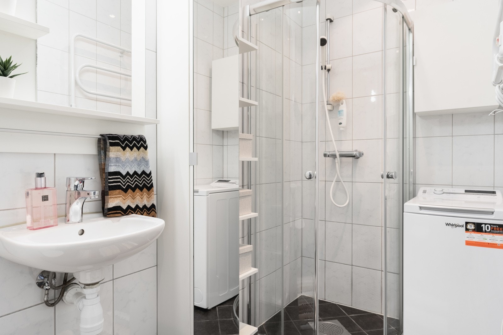 Badet måles til 3,6 kvm. og har fliser på gulv og vegg, samt slett malt himling. Galleribilde