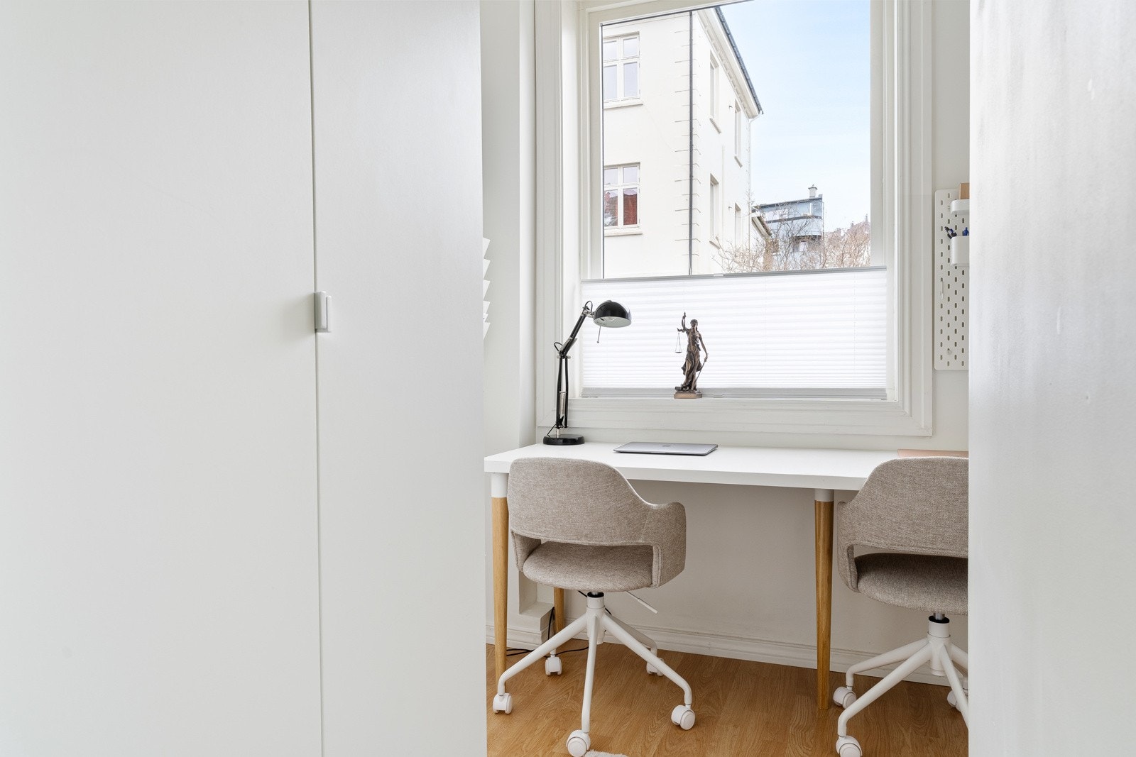Det mindre rommet har plass til seng og et mindre garderobeskap. Galleribilde