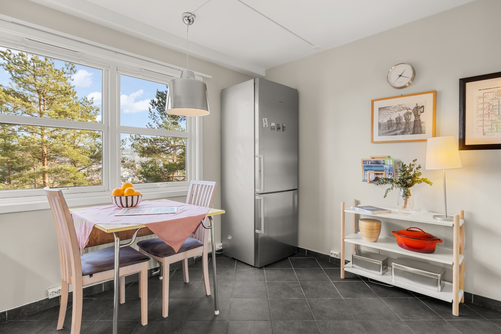 Ekstra hyggelig med plass til en spisegruppe på kjøkkenet. Hva med en rykende fersk kaffekopp her om morgenen? Galleribilde