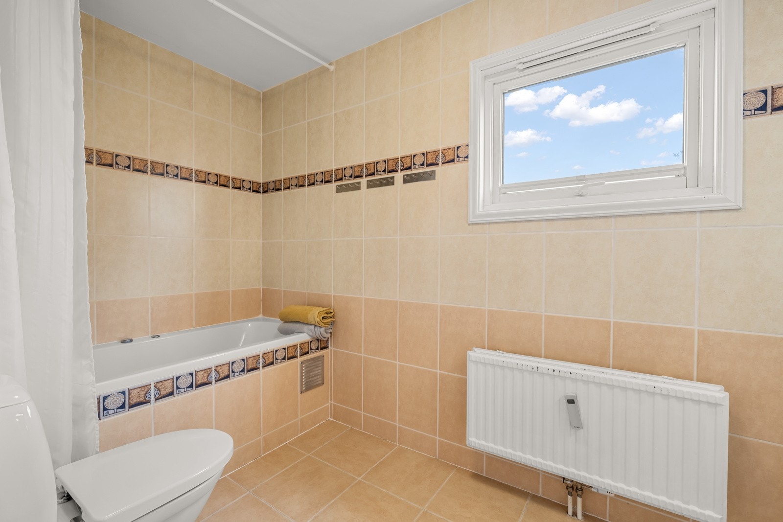 Badet tilfredsstiller ikke dagens krav til våtrom og membranløsninger. Oppussing og modernisering av rommet kan påregnes, inkludert utskifting av membraner m.m. Galleribilde