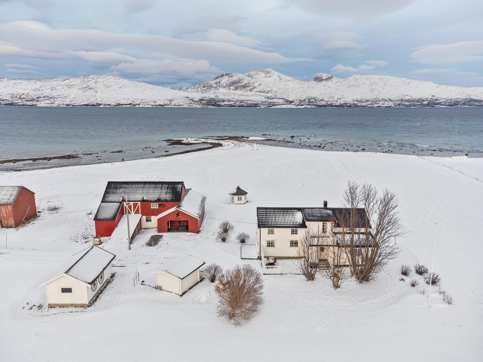 Velkommen til Ljønesodden og dette tidligere småbruket som ligger fantastisk flott til! Galleribilde