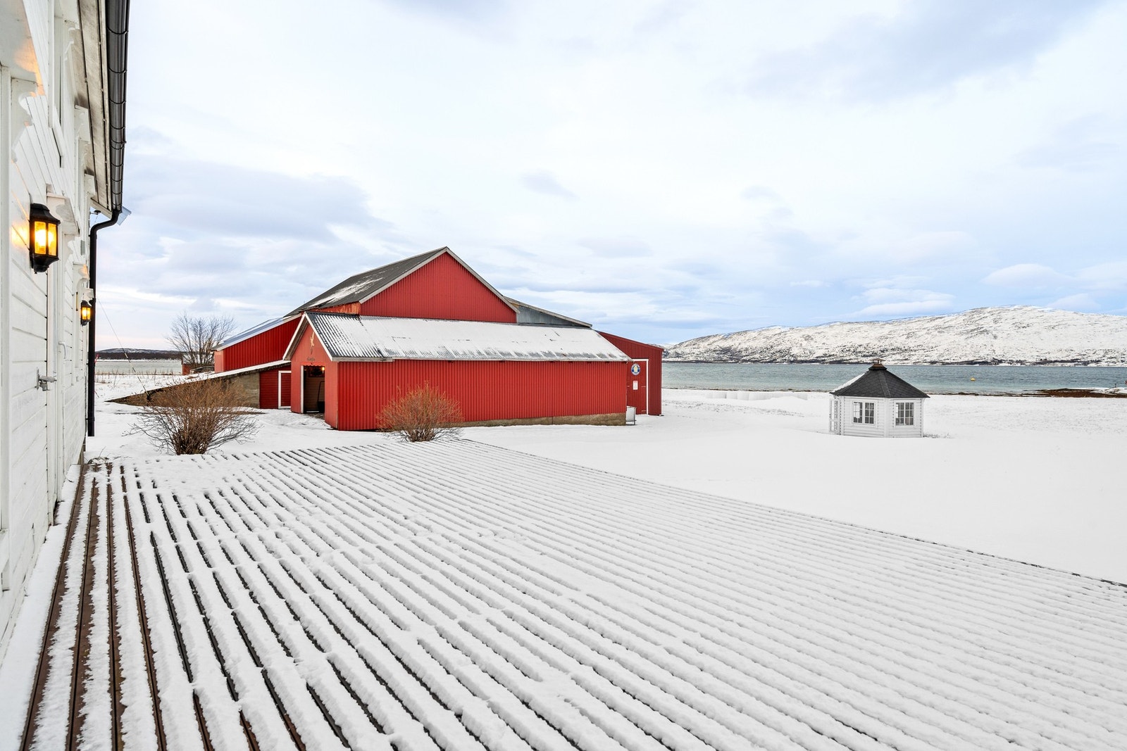 Husets altan, med gode sol- og lysforhold. Galleribilde