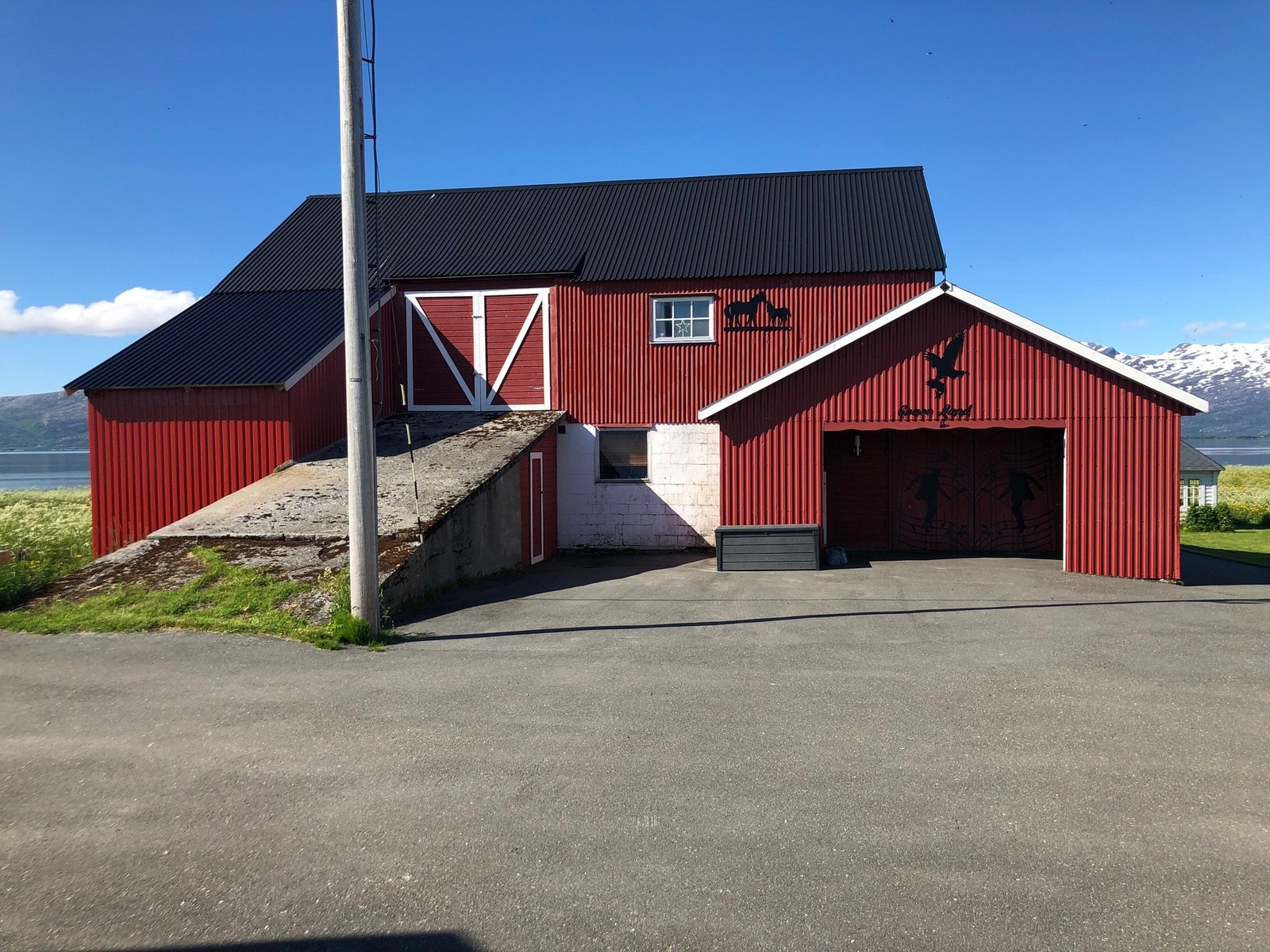 Stor fjøs med mye plass - oppbevaring eller hobbyprosjekt. Galleribilde