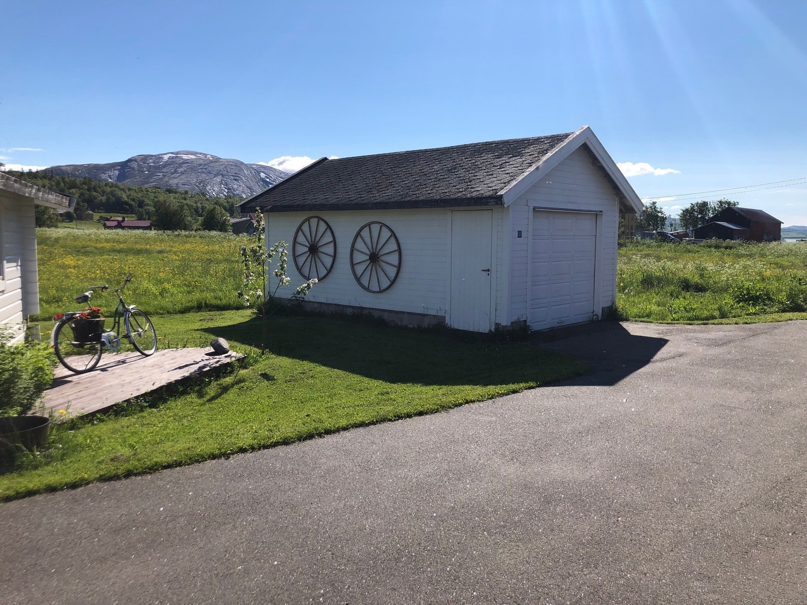 Garasje på eiendommen. Galleribilde