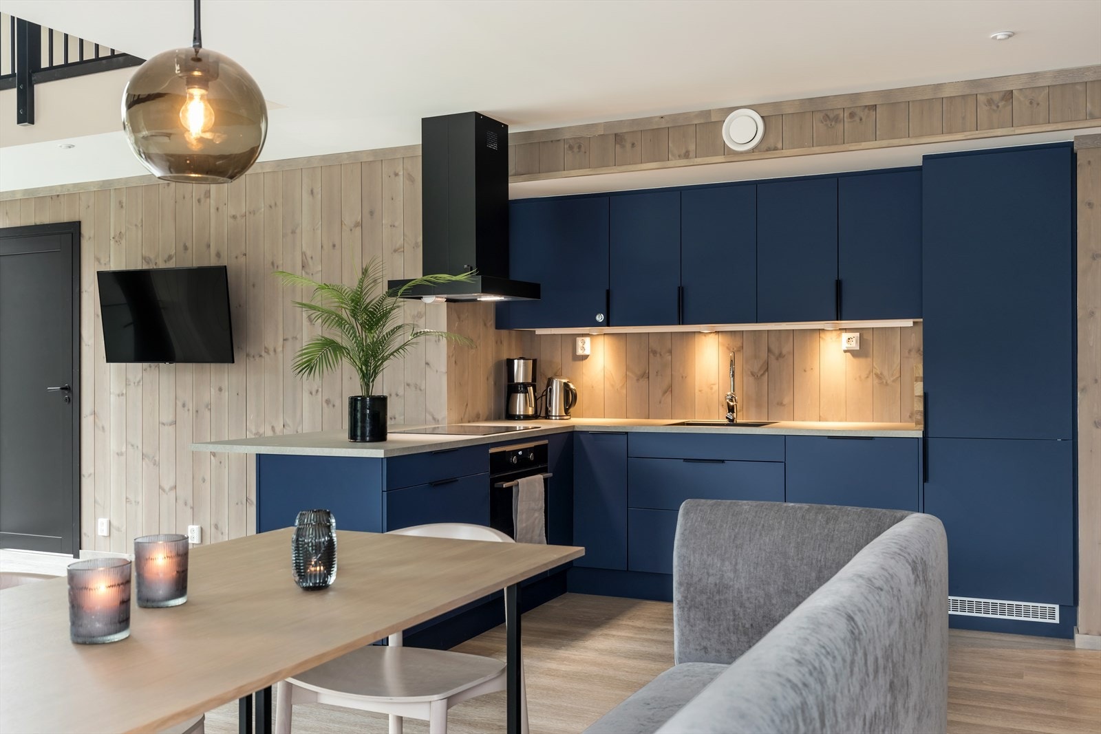 Blått Aubokjøkken i tidsriktig farge. Galleribilde