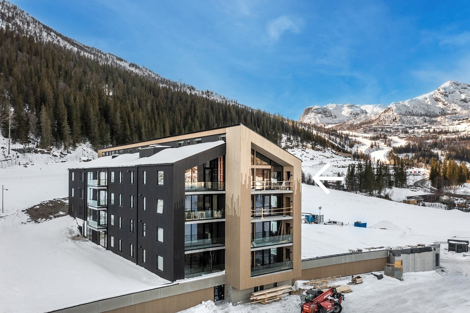 Leiligheten ligger i byggets øverste etasje med nydelig beliggenhet! Se pil for leiligheten. Galleribilde