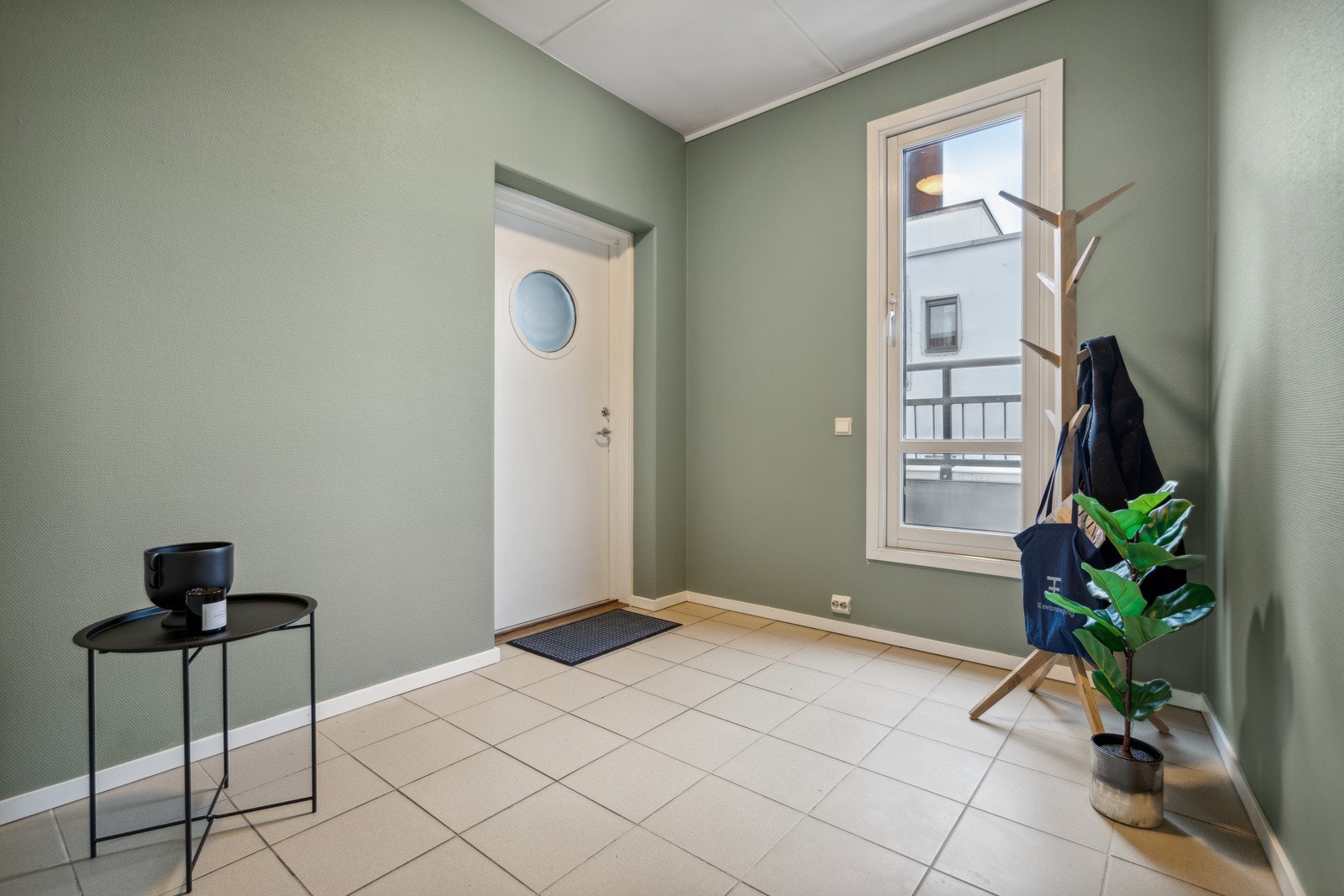 Entre med mange muligheter for garderobeløsning. Det er en lufteveranda utenfor entreen. Galleribilde