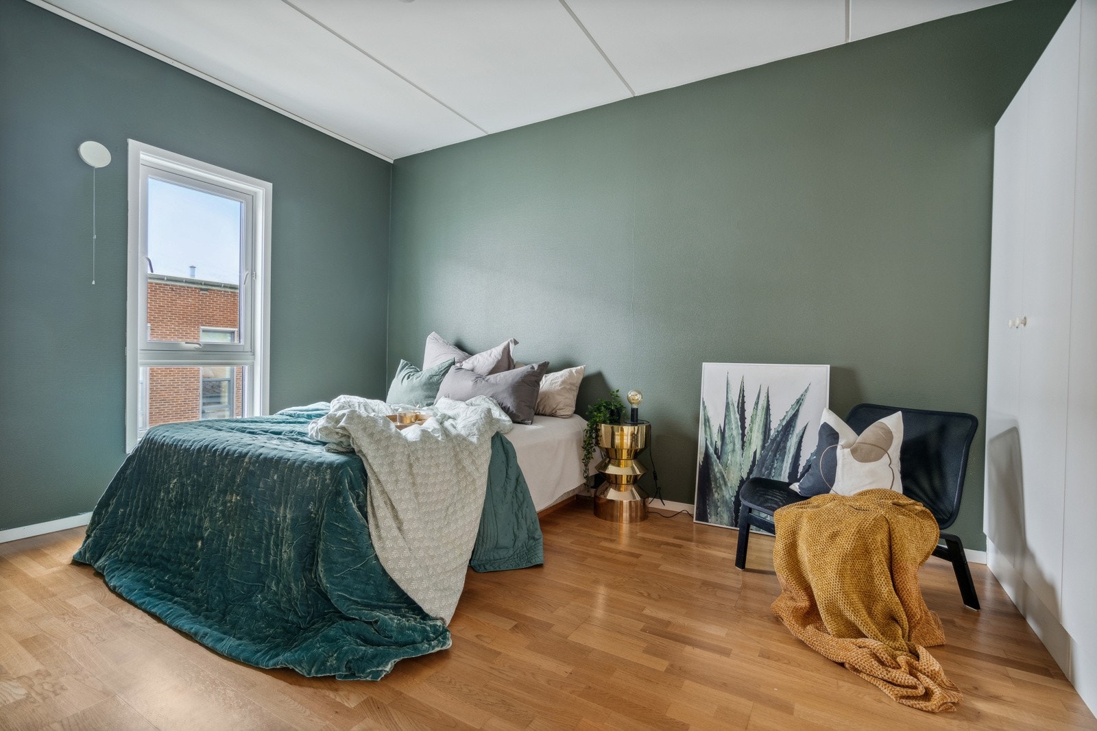 Stort soverom med garderobe Galleribilde