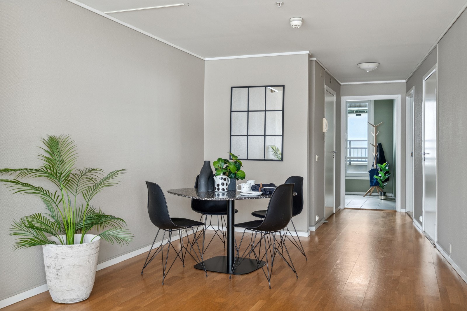 Spisestue like ved kjøkkenet Galleribilde